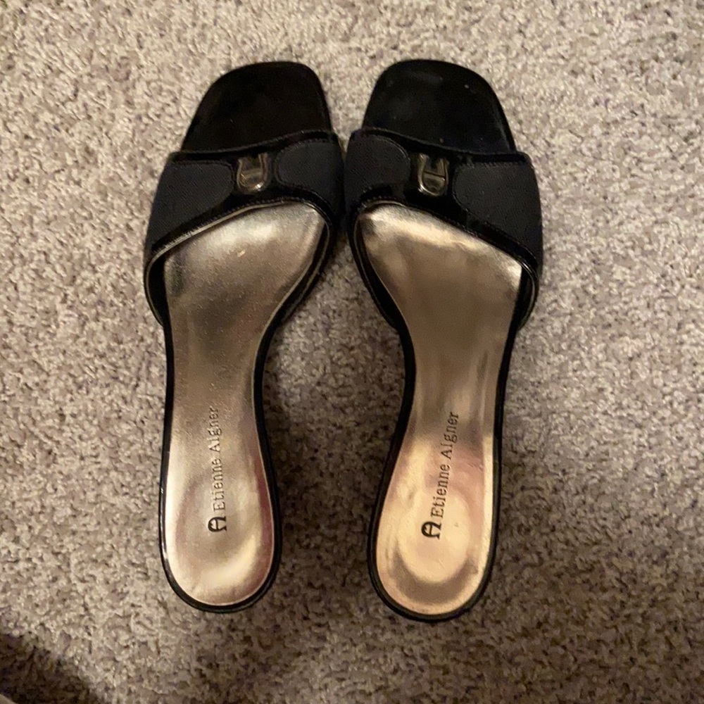 Black mini heel shoe
